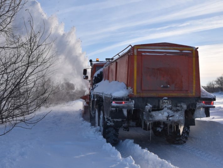 В пригородной зоне Ульяновска продолжается борьба со снежными заносами