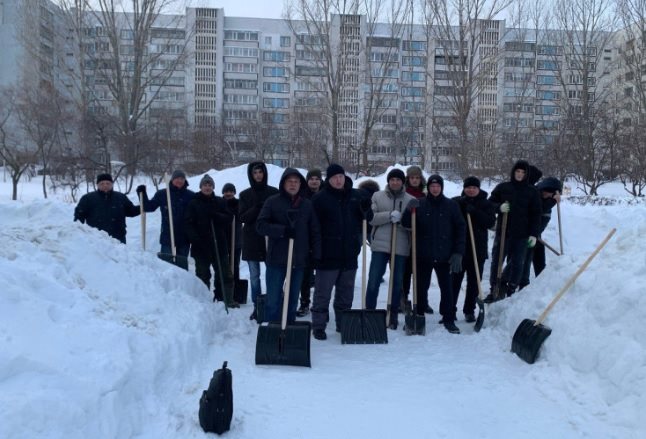 В зимних субботниках в Ульяновске поучаствовали около четырёх тысяч человек