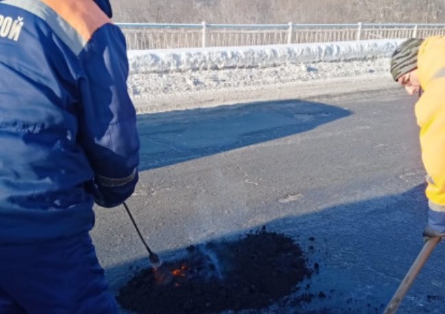 В Ульяновске начали латать ямы холодным асфальтом
