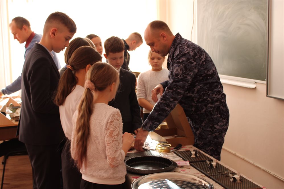 Офицеры Росгвардии рассказали ульяновским лицеистам об особенностях приготовления пищи в полевых условиях