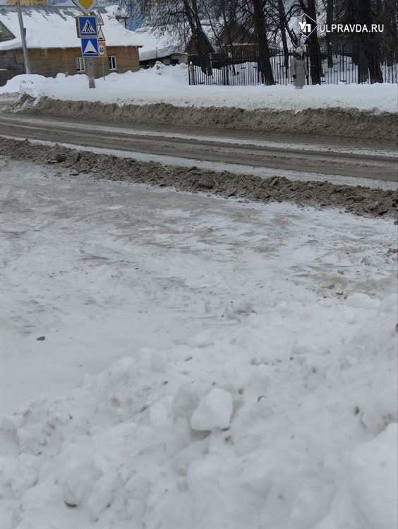 Ульяновские службы, убирая снег, заваливают остановки общественного транспорта