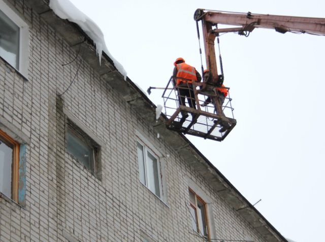 В Ульяновске от снега и сосулек очистили 254 кровли
