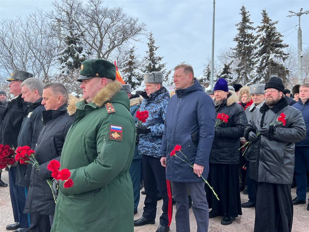 Офицеры МЧС и УМВД возложили цветы к монументу воинской славы