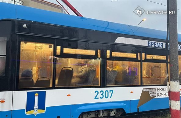 Нетрезвые пассажиры трамвая №6 сорвали стоп-кран и убежали
