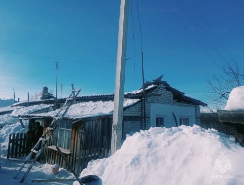 В селе Раздолье под тяжестью снега рухнула крыша жилого дома
