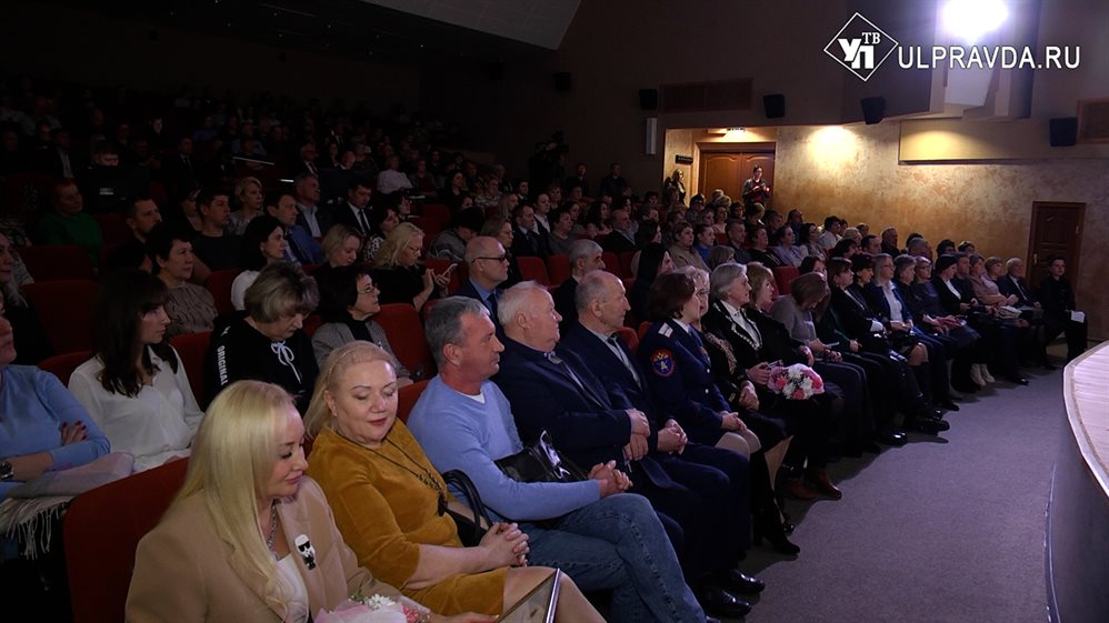 Губернатор Алексей Русских вручил награды активистам