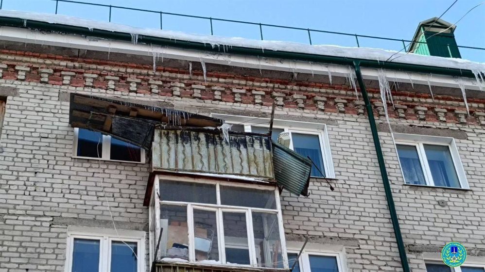 В центре Ульяновска спасатели предотвратили обрушение козырька балкона