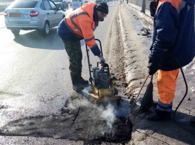 В Ульяновске четыре бригады дорожников ремонтируют проезжую часть холодным асфальтом