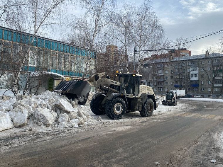 За праздничный день 8 марта с ульяновских улиц вывезли 312 самосвалов снега