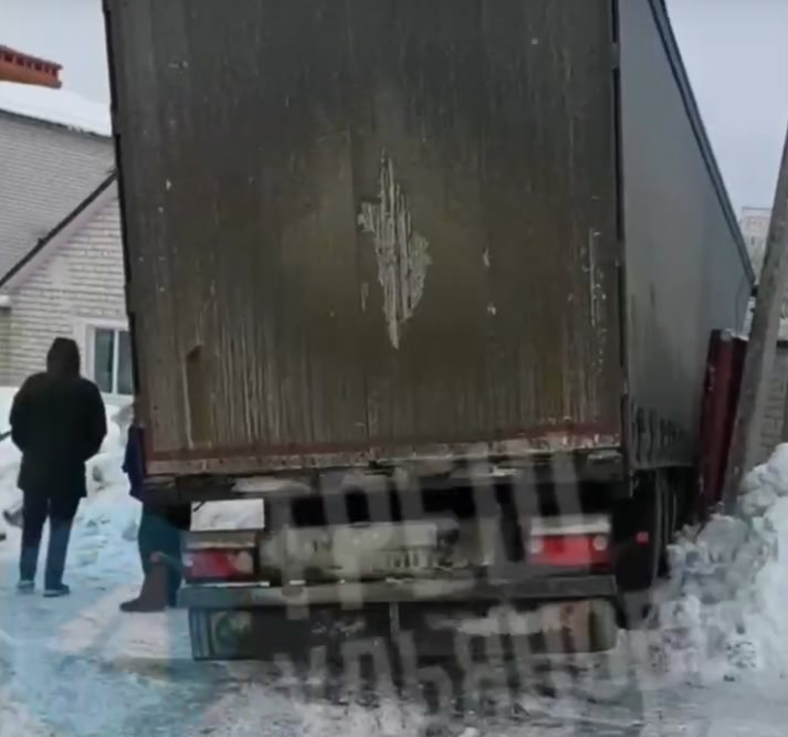 В Ульяновске фура врезалась в частный дом