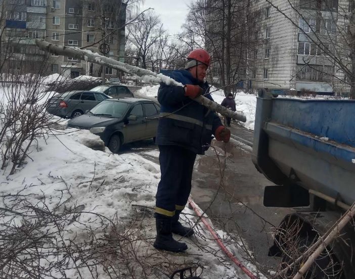 В Ульяновске проводят обрезку веток деревьев под проводами