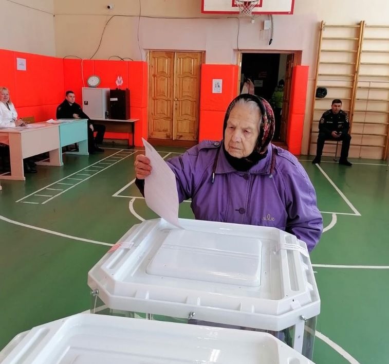 Старейшая жительница Лугового проголосовала на выборах президента страны