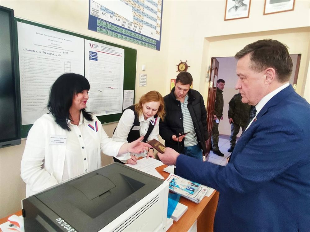 Сенатор Сергей Рябухин проголосовал в Ульяновской области