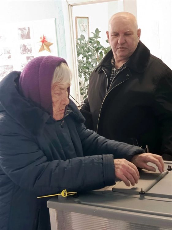 92-летняя сельчанка отказалась голосовать на дому и лично пришла на избирательный участок