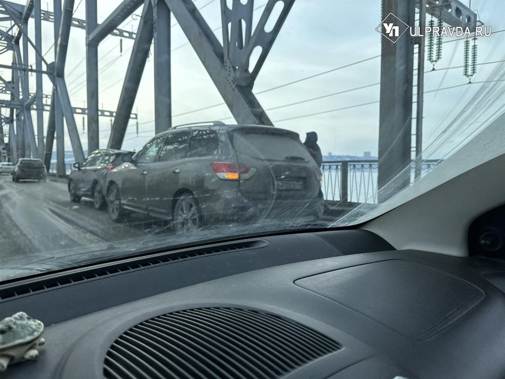 На Императорском мосту случилась авария, движение затруднено