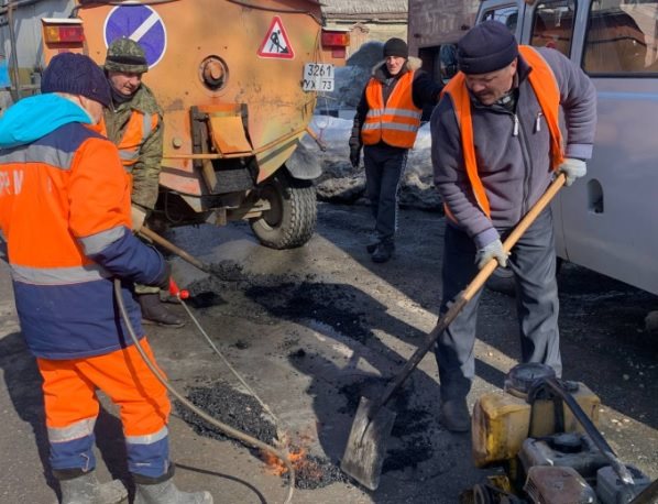 На дорогах Ульяновска латают ямы холодным асфальтом