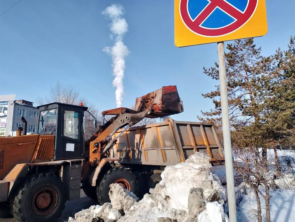 Глава Ульяновска потребовал ускорить очистку крыш домов и дорог от снега