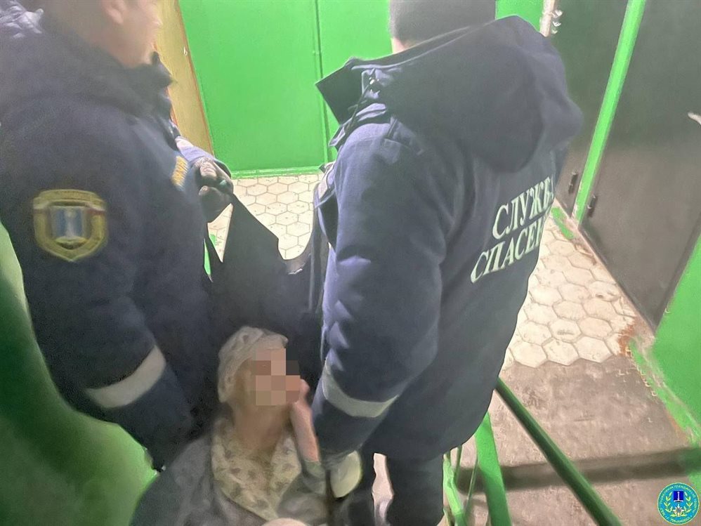 Ульяновские спасатели помогли донести женщину с инфарктом миокарда до машины скорой помощи