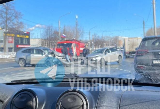 На Московском шоссе сегодня столкнулись две иномарки