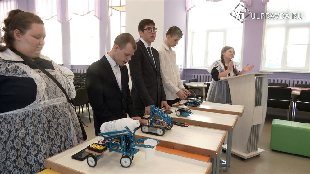 Ульяновские школьники научились делать роботов-официантов и музыкантов