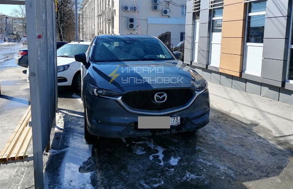 В Ульяновске оштрафовали автолюбительницу, припарковавшую машину на тротуаре