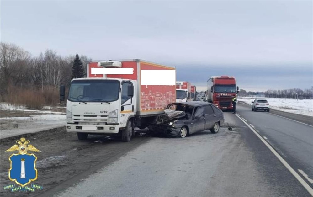 На трассе Саранск – Сурское – Ульяновск столкнулись грузовик и легковушка. Пострадал парень