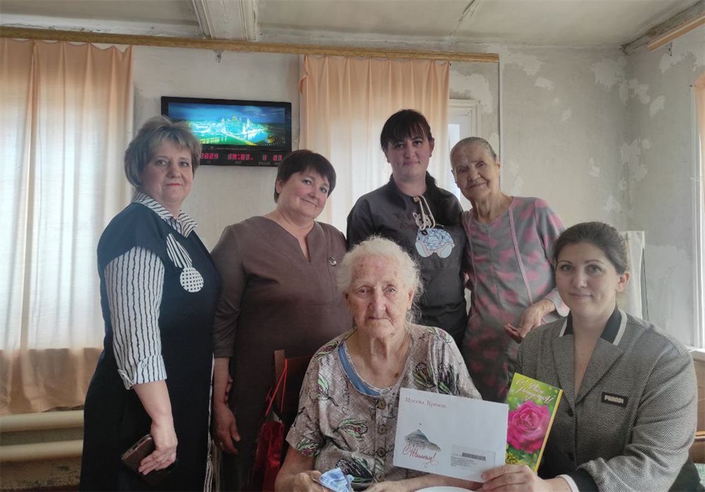 В Базарном Сызгане учительницу поздравили с 95-летием