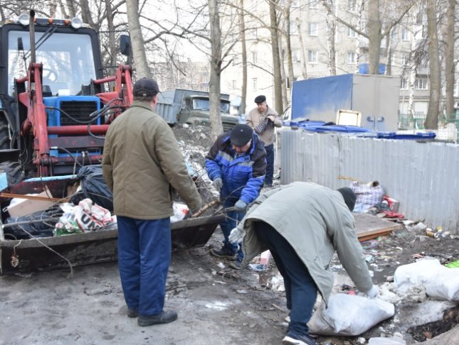 В Ульяновске во время санитарной пятницы собрали 420 кубометров мусора