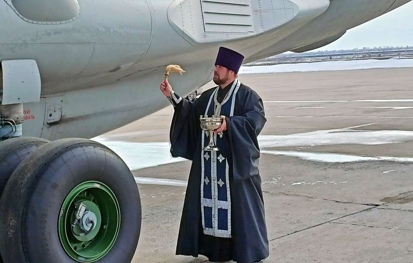 В Ульяновске священник освятил военно-транспортные самолёты