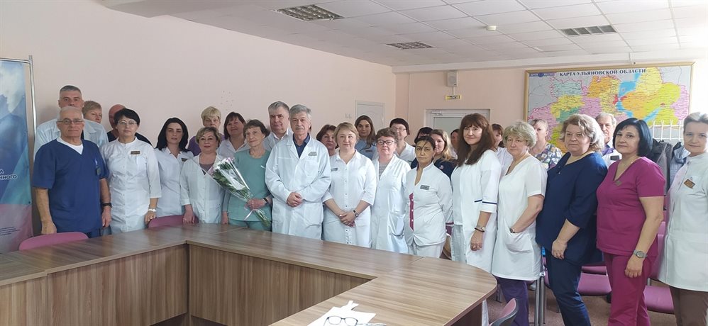 Сотрудники областной детской больницы проводили коллегу на заслуженный отдых