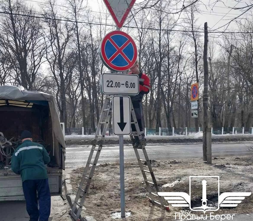 На улице Омской установили запрещающие остановку знаки