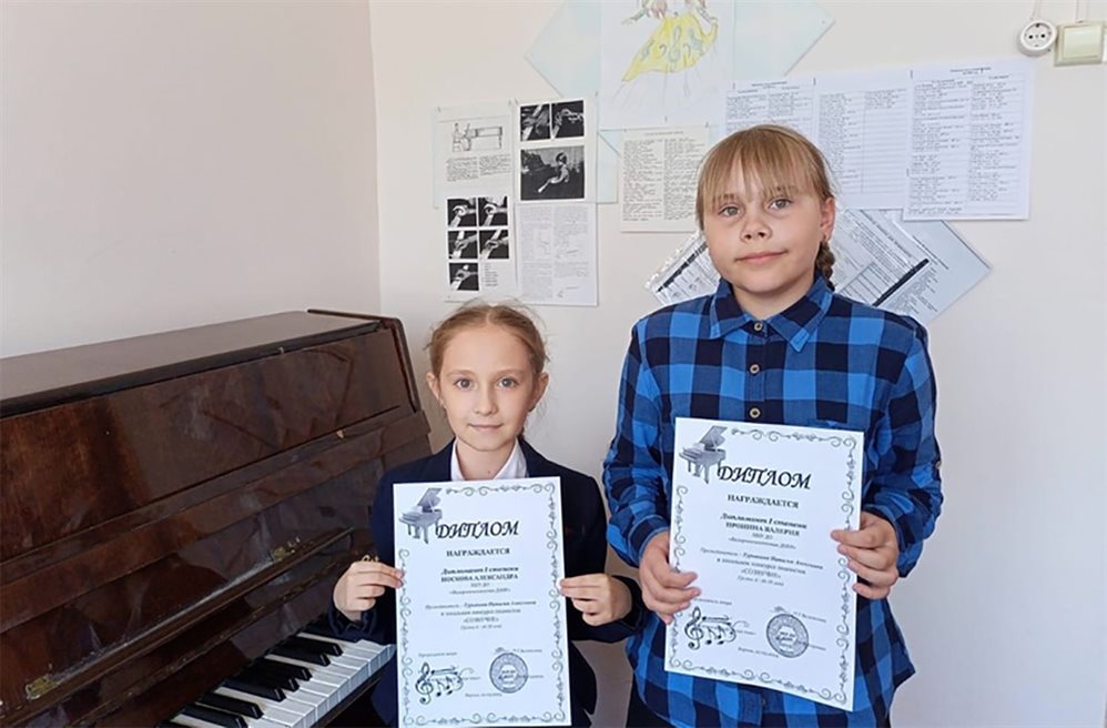 В Барыше успешно выступили юные пианистки