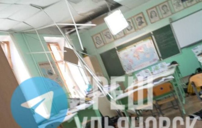 В ульяновской гимназии № 33 частично обрушился подвесной потолок