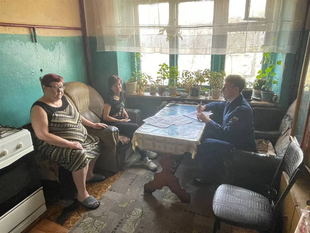 Сотрудники прокуратуры посетили аварийный дом на улице Доватора и встретились с жителями