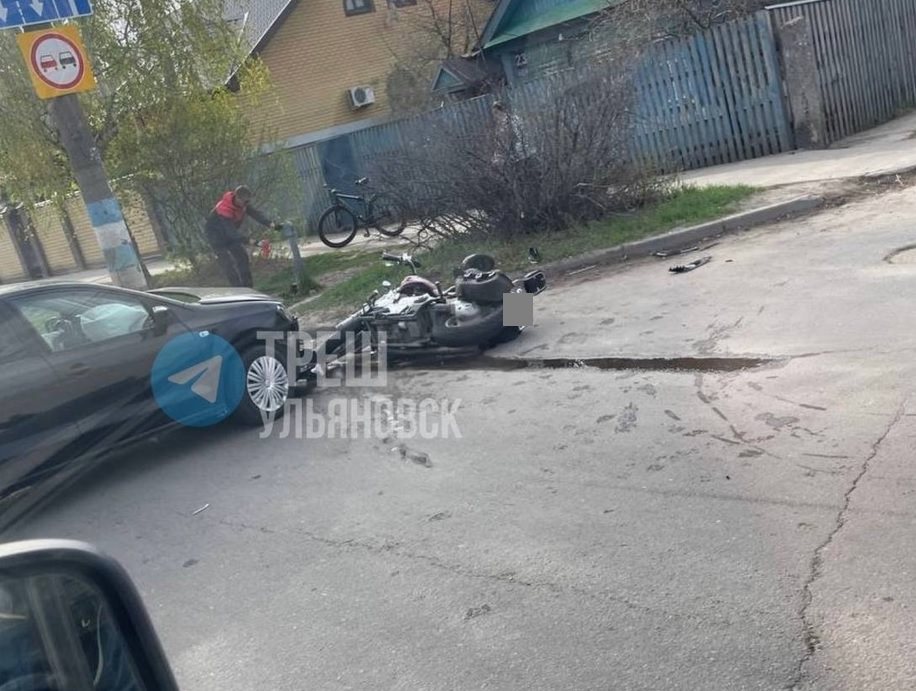 На улице Врача Михайлова иномарка сшибла мотоциклиста