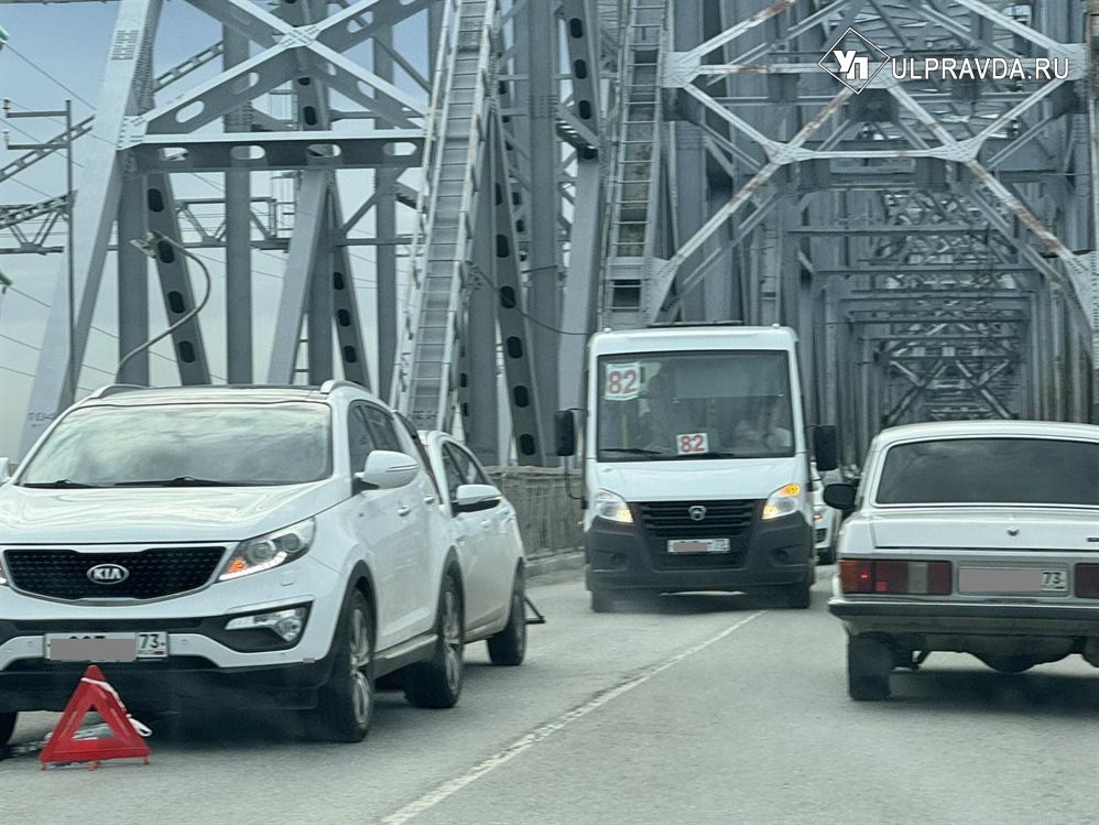 На Императорском мосту из-за двух аварий образовалась пробка