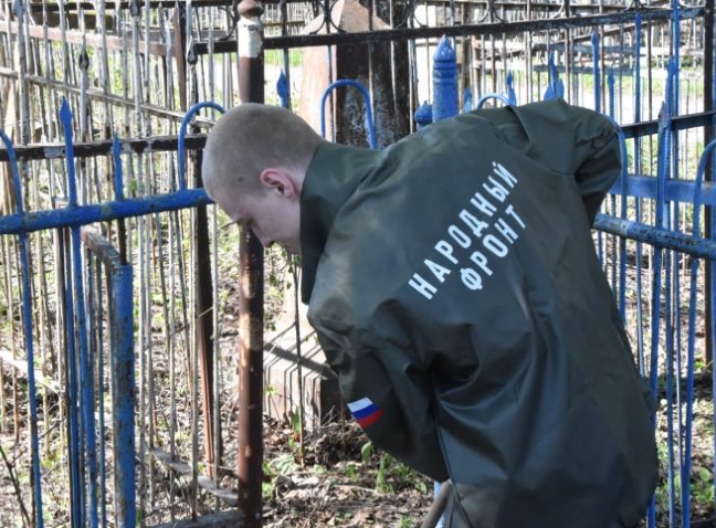 Волонтеры привели в порядок Воскресенский некрополь в Ульяновске