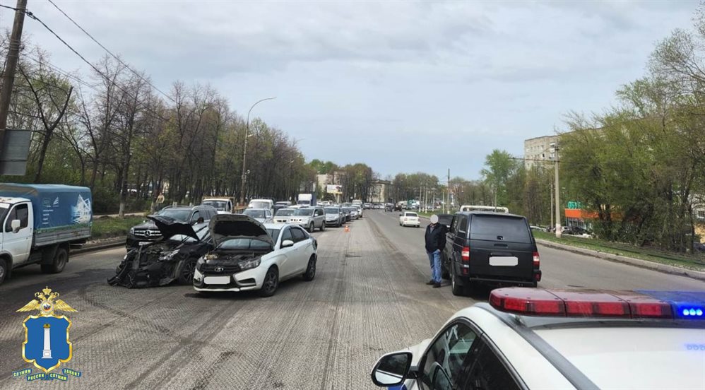 На улице Пушкарева столкнулись «Лада-Веста», УАЗ и «Тойота-Камри»