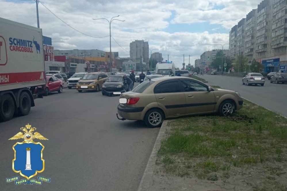 На проспекте Ульяновском столкнулись две иномарки. Пострадала женщина