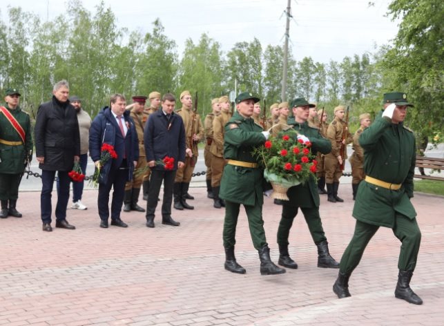 в Ульяновске возложили цветы к памятнику «Журавли»