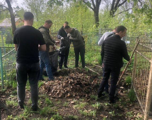 Ульяновские полицейские привели в порядок территорию Воскресенского некрополя