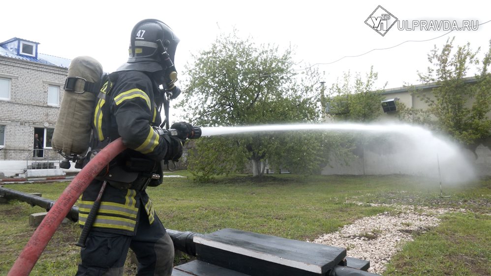 Эвакуировать пострадавших и потушить огонь. Как ульяновские пожарные спасают людей