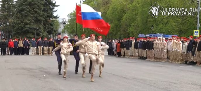 700 ульяновских школьников прошли маршем Победы