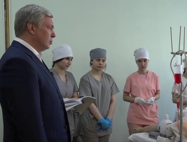 Алексей Русских поздравил ульяновских медсестер с праздником