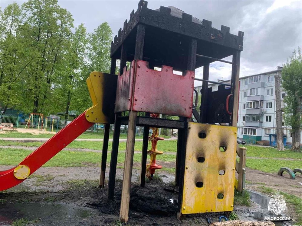 На детской площадке в Засвияжье подожгли деревянную горку
