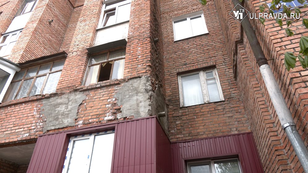 Рушатся стены, течёт крыша. Жители дома на Гончарова 12 лет ждут ремонта по судебному решению