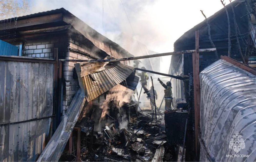 На севере Ульяновска горел гараж. Пострадал мужчина