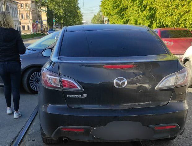 В центре Ульяновска на трамвайных путях столкнулись две машины