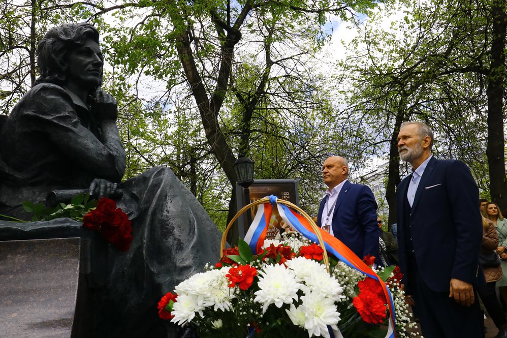 Ульяновцев зовут возложить цветы к памятнику Валентине Леонтьевой