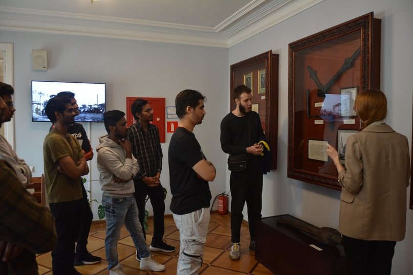 Студенты из Индии и Йемена увидели, как работают часы в башне на доме Гончарова
